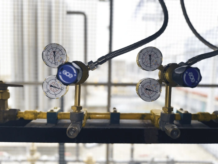 Gas manifold with engineered connection components